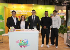Equipo de Banabal de Ecuador, representado por Carlos Cañarte, Maggie Valencia y Patrizio Catapano en el stand de Ecuador.