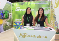 Diana Moreira y Belen Vanegas de la empresa Dealfruit, exportadores de bananos de Ecuador.
