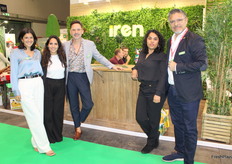 Brenda Villavisencio y Jesús Valentín de la empresa Iren en el stand de Ecuador.
