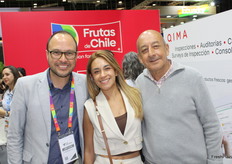 Marlon Jiménez de Frutasol de Chile junto a su cliente Diana Cifuentes y Edgar Cifuentes de Unifrutas de Colombia.
