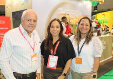 Andrés Pérez, gerente comercial de ICyP, Paola Rivera, gerente de Aexport y Veronikha Saldivar de ICyP, en el stand de Perú