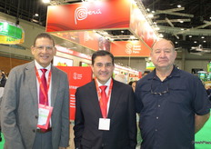 Sergio del Castillo, gerente general de Procitrus, Adolfo Betetta de Promperu y Andres Fuenzalida de Sunview Vineyards de California, en el stand de Perú