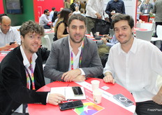 José Francisco (centro), gerente de Fruka, compartiendo con sus clientes.