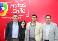 Raimundo Costa, gerente de Greenvic, junto a sus clientes.