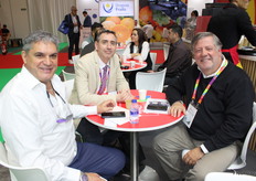 Felipe Risi representando a Reefer Pricer, Cristian Ferriere de Acograpes y Gonzalo Zapata de Frutasol, en el stand de Chile