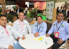 Victor Manuel Daza y Eder Rojano representando a Coobamag, Diocela Mercedes Rua de Coomulbanano y Fredys Pérez de Coobananerosfrio de Colombia.