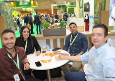 Tomás Echeverri Galeano, Carolina Meneses y Esteban Echeverri Galeano representando a CI Agrogaira de Colombia y Juan Gomez de Cordarien.