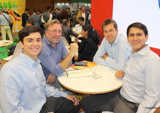 Agustín Ruiz de Betta Agroexport, Wibo Van de Ende, Elco Rusman de Stipt y Miguel Obando Villamar de Inka Select Fruit, en el stand de Perú