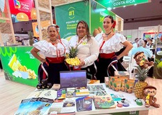 Delegación Camara de Piñeros con Gina Garcia (medio) de Costa Rica.