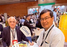 Coana con Renato Alvares, director comercial y Elias Fujiyama productor de Uvas de Brasil