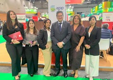 Evelyn Pereira de la empresa PLASE, Cinthya Barzola Castro de Alba Citrus y de Cashingari Citrus, Gabriel Amaro, presidente de AGAP, Jennifer Contretas de FAO, FIDA y PMA, en el pabellón de Perú.