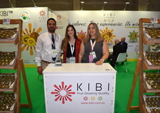 Karim, Claudia y Adriana en el stand de KIBI, productores de kiwi verde, amarillo y rojo.