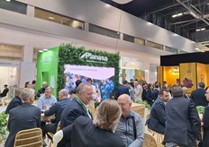 Concurrido stand de Planasa.