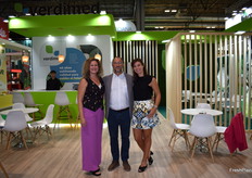 Inma Martínez, Jesús Pérez y Nathalie Cousin, en el stand de Verdimed.