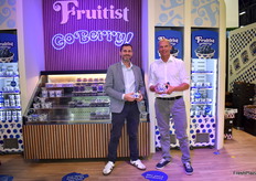 Pascal Orphal y Holger Brandt en el stand de Fruitist, el nuevo nombre de Agrovisión, que presenta un envase atractivo para el arándano en el concepto snacking.