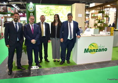Equipo de Frutas Manzano, productores de frutas subtropicales y nísperos en Granada.