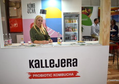 Carolina, presentando la nueva línea de refrescante kombucha Kallejera, con un 65% de fruta
