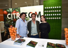 Daniel Delgado, José López y Estrella Blanco, en el stand de Citricom, promocionando la variedad de clementina Valley Gold.