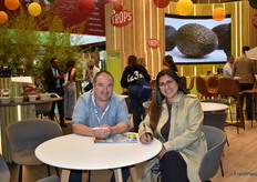 Alejandro Clavero, director comercial de TROPS y Teresa Palacios, productora de paltas de Perú.