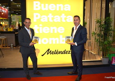 Juan Manuel Coello y Javier Meléndez, CEO de Patatas Meléndez, que ha lanzado un nuevo formato de patatas baby para microondas o airfryer, que incluye un sobre de aceite de oliva virgen extra y especias mediterráneas, ofreciendo una solución rápida, saludable y sabrosa para cocinar en casa.