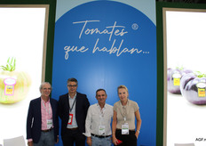 Antonio Lorente, José Martin, Pepe Lorente y Ellen van Kester, en el stand de Hortícola Guadalfeo