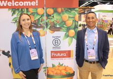 Joselene Simas y Mike Minjares de Dayka Hackett en el stand de Futura.