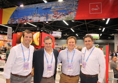 Juan Pablo Mozó, Raimundo Costa y Eduardo Correa de la empresa Greenvic y Carlos Correa de San Clemente, en el Stand de Frutas de Chile.