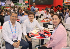 Ignacio Villagrán, exportador de manzana y pera chilena de la empresa Exportadora Andinexia, junto a su cliente francés Benjamín Socheleau de la Blottiere y su proveedora Karen Merck Paredes de Fresh Life de Guatemala.