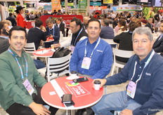 Fernando Castro García de Servicios Chilfresh, junto con su cliente Palogix International con Vinces Genco y Eduardo Welch