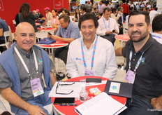 Nicolás Troncoso (centro) de la empresa David del Curto junto a su cliente Bengard con Tim Donaldson y Cristian Ramila