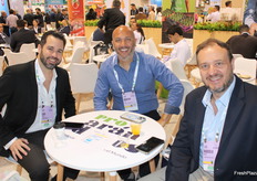 Marcos Ivulich de Jem Latam (centro) junto con su cliente Luis Orrantia de Tropical Specialists y Marcelo Sambiasi de Samfresh