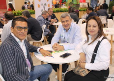 Yamir Ramon CEO de Joya Fruits, exportador peruano, en reunión con su cliente Daniel Vallejo y Maryuri Vallejo de la empresa Vallejo's World Logístics.