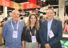 German Orbezo y Alexandra Salgado de Agrícola Pampa Verde y Sergio del Castillo de Procitrus en el stand de Perú