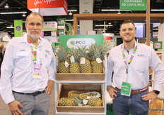 Francisco Pacheco y Brandon Hernández de la empresa PPC , exportadores de piña de Costa Rica