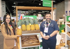 El equipo de Visa Fruit, representado por Joselyn Villalobos, CEO y Jorge Pachec. exportador de piña y yuca de Costa Rica