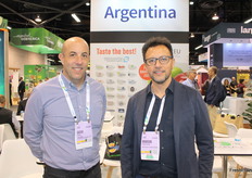 Diego carballo de la empresa XB Berries de Argentina con su cliente Marcial Hernandez de Anthony Vineya