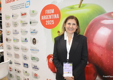 Daniela Aburto, funcionario comercial de la empresa las Tres Ases, exportador de peras y manzanas de Argentina.