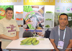 Dennis Brito, exportador de Golden Sweet Spirit, visitando al stand de la empresa Exportadora Cañas Trejos, representado por José cañas. Exportador de plátano de Ecuador.