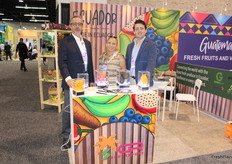 Patricio Cabrera, Lorena Racines y Emilio Cabrera representando a C&R Agroexportaciones. consus productos de de motración como la pitahaya amarilla y roja, palta, arándanos.
