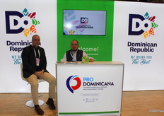 Samuel Villalona (derecha), de la empresa SWG d.