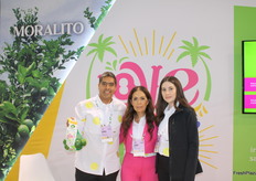 Daniel Maciel Gómez, Leslie Morales y María José Ponce, representando a el Moralito de México
