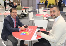 Rodrigo Lagos de la empresa Copefrut junto a lado con su cliente en el stand de Frutas de Chile.