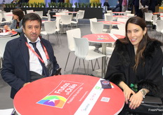 Rodrigo Pino, gerente de marketing de la empresa Rucaray de Chile, exportador de cerezas, uvas, manzanas, peras y Barbara Utili de Greenvic en el stand de Frutas de Chile.