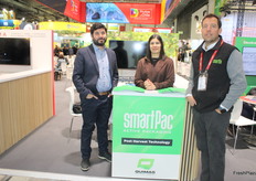Sebastian Cáceres de Quimas, Paula del Valle de MyblueProject y Eduardo Cabello de Quimas, en el stand de Chile presentando su SmartPac, proceso de embalaje.