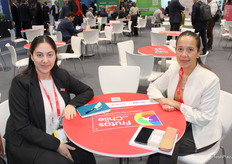 El equipo de Los Orgones con Juliana Muñoz, gerente general y Carolina Espinoza, gerente de exportaciones en el Stand de Chile.