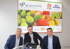 Nicolás Bonavento de la empresa Patagonian Fruits junto a su cliente Jeffery Moret de Toff, Marcelo Galardini de Patagonian Fruits en el stand de Argentina.