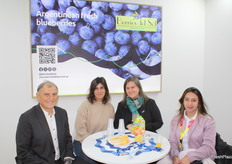 Alejandro Pannunzio, presidente de Berries del Sol, Deborah Leon y visitantes en el stand de Argentina