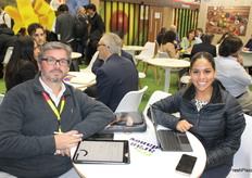 Sebastian Rey, gerente general de FDS Agroexport y Victoria Villavicencio de Agrícola Cerro Prieto en el Stand de Perú.