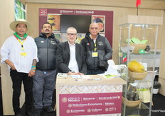 Oscar Jiménez de Bio Productores del Llano Alto Papantla, Alfredo Matus de Sembrando Vida, Jeronimo Pruijn, director de comercio justo del programa Sembrando Vida y Eucario Marin. En el stand de México.