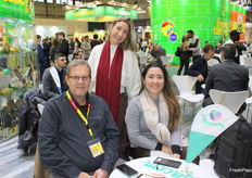 Ricardo Cecchini, Natalia Zessa y María Regislane de la empresa Ibacem.